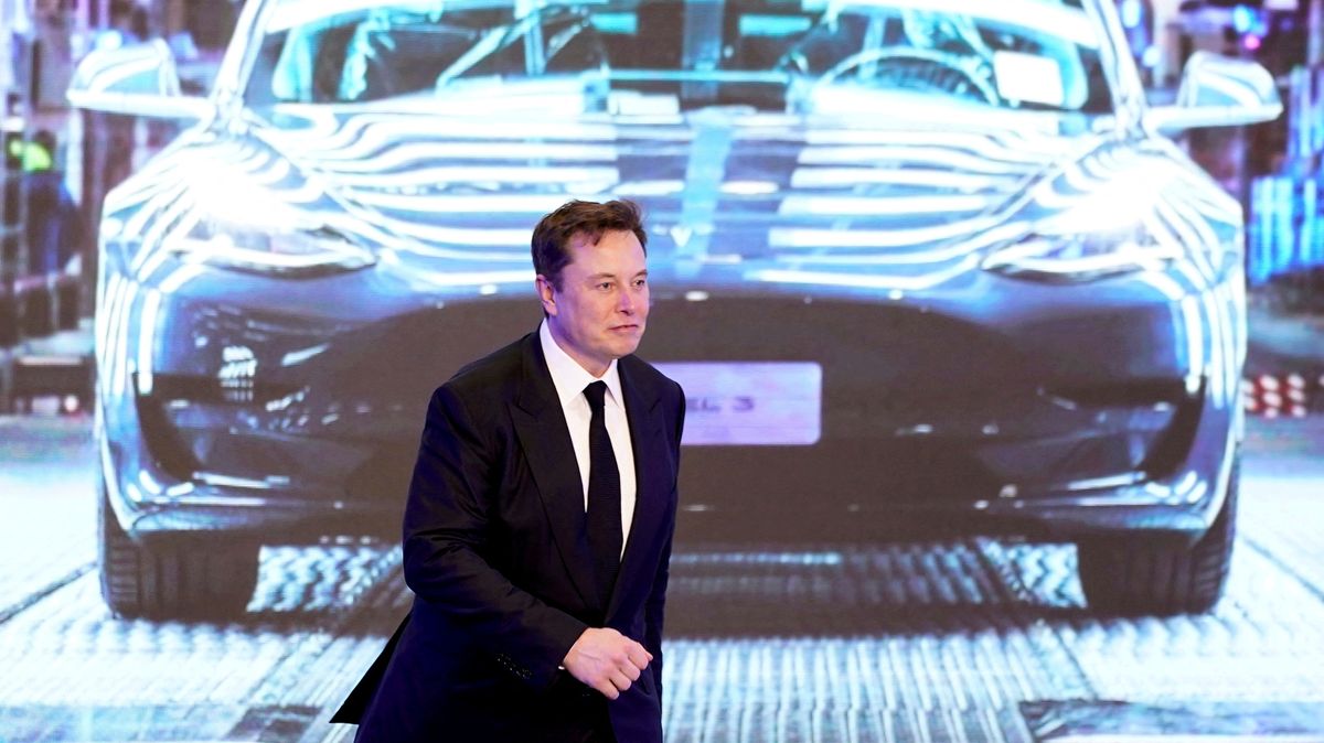 Musk přišel kvůli propadu akcií Tesly za den o 279 miliard korun